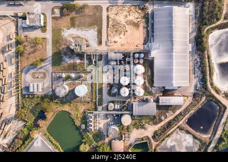 Luftaufnahme des elektrischen Umspannwerks, Hochspannungselektrizität mit Pipeline und Tanklager im Stromerzeugungswerk Stockfoto