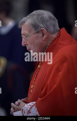 Vatikanstadt, Vatikanstadt. 15. April 2022. Kardinal George Pell.Papst Franziskus die Zeremonie der Karfreitagsmesse in der Petersbasilika im Vatikan.15. April 2022 Quelle: dpa/Alamy Live News Stockfoto