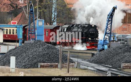 08. April 2022, Sachsen-Anhalt, Wernigerode: Ein Zug der Harzer Schmalspurbahn, HSB, fährt vom Hauptbahnhof in Wernigerode ab. Bei der Harzer Schmalspurbahnen GmbH (HSB) begann am 09. April der neue Sommerflugplan der Stadtbahn. Sie ist bis einschließlich 6. November 2022 gültig und umfasst auch in diesem Jahr ein umfangreiches Angebot an Fahrten auf dem 140,4 km langen Streckennetz. Auf der meist frequentierten Strecke von drei Annen Hohne zum Brocken beispielsweise werden wieder wie gewohnt elf Züge täglich in jede Richtung fahren. Foto: Matthias Bein/dpa Stockfoto