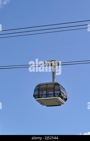 Koblenz, Deutschland - April 2022: Seilbahn zur Festung Ehrenbreitstein, die auf einem Hügel über dem Rhein thront. Stockfoto