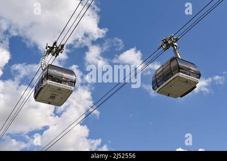 Koblenz, Deutschland - April 2022: Seilbahnen bringen Besucher zur Festung Ehrenbreitstein, die auf einem Hügel über dem Rhein thront. Stockfoto