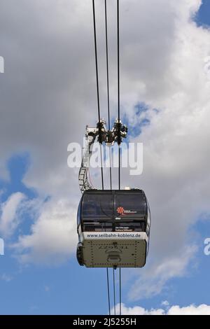 Koblenz, Deutschland - April 2022: Seilbahn zur Festung Ehrenbreitstein, die auf einem Hügel über dem Rhein thront. Stockfoto