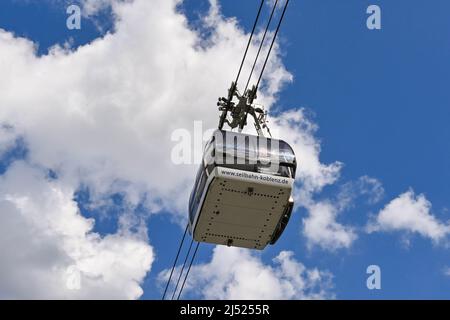 Koblenz, Deutschland - April 2022: Seilbahn zur Festung Ehrenbreitstein, die auf einem Hügel über dem Rhein thront. Stockfoto