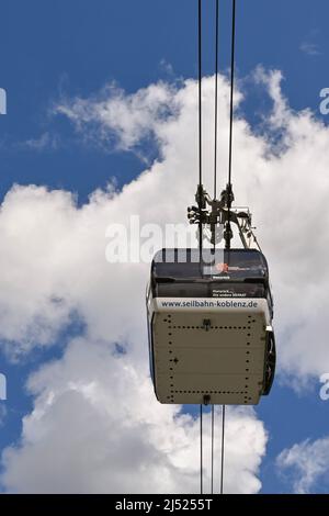 Koblenz, Deutschland - April 2022: Seilbahn zur Festung Ehrenbreitstein, die auf einem Hügel über dem Rhein thront. Stockfoto