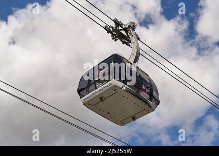 Koblenz, Deutschland - April 2022: Seilbahn zur Festung Ehrenbreitstein, die auf einem Hügel über dem Rhein thront. Stockfoto