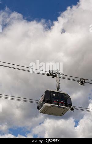 Koblenz, Deutschland - April 2022: Seilbahn zur Festung Ehrenbreitstein, die auf einem Hügel über dem Rhein thront. Stockfoto