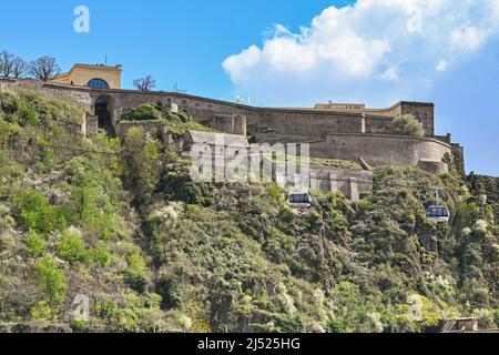 Koblenz, Deutschland - April 2022: Seilbahnen bringen Besucher zur Festung Ehrenbreitstein, die auf einem Hügel über dem Rhein thront. Stockfoto