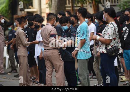 17. April 2022, Pathum Thani, Pathum Thani, Thailand: Ein junger Thailänder, der am 17. April 2022 im Wat Klang Khlong Sam, Bezirk Khlong Luang, Provinz Pathum Thani, Thailand, für das Einberufungsverfahren des Jahres 2022 berichtet. (Bild: © Teera Noisakran/Pacific Press via ZUMA Press Wire) Stockfoto