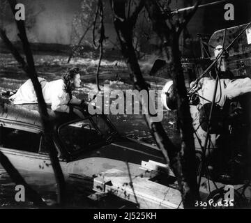 ANNE HEYWOOD am Set offen auf einem Auto während der Dreharbeiten in den Pinewood Studios of FLOODS OF FEAR 1958 Regisseur / Drehbuch CHARLES CRICHTON Roman John Hawkins und ward Hawkins Kinematographie Christopher Challis Produzent Sydney Box The Rank Organization Stockfoto