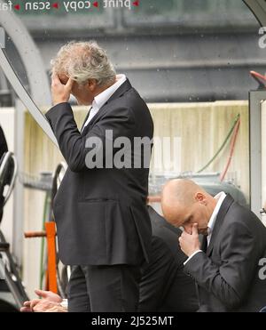 DEN HAAG - PSV-Trainer Fred Rutten (L) und Assistent Erik ten Hag (R) reagieren während des Spiels gegen ADO Den Haag. ANP TOUSSAINT KLIMERS Stockfoto