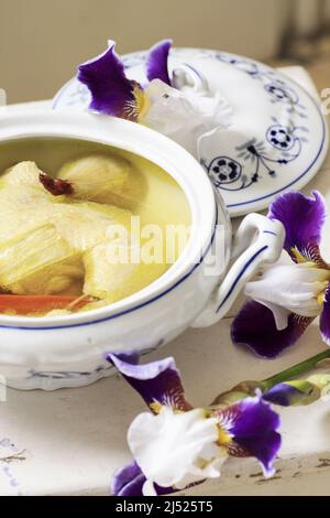 Traditionelle Brühe (Hühnersuppe). Partygericht Stockfoto