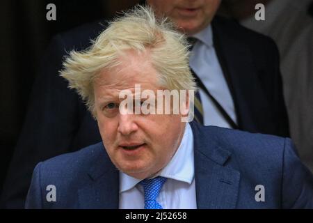 London, Großbritannien. 19. April 2022. Der britische Premierminister Boris Johnson verlässt die Downing Street 10, um heute Nachmittag eine Erklärung im Parlament abzugeben, in der er eine Broschüre mit der Aufschrift „Dienstag, 5.. April“ hält. Es wird erwartet, dass Themen wie die Ukraine, „Partygate“ und die vorgeschlagenen neuen Pläne für die Migrationsabwicklung in Ruanda behandelt werden. Kredit: Imageplotter/Alamy Live Nachrichten Stockfoto