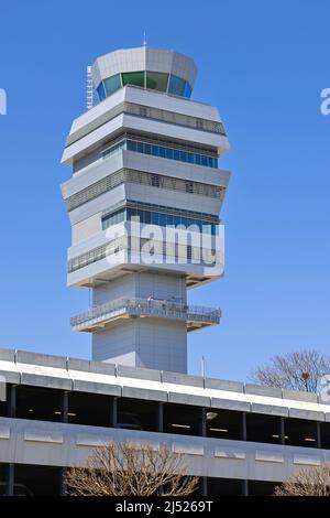 Belgrad, Serbien - 13. April 2022: Neuer Flugsicherungsturm am Nikola Tesla Airport Surcin. Stockfoto