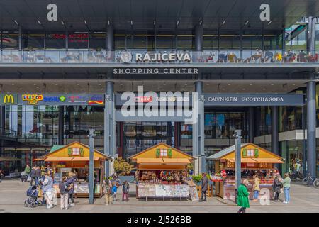 Belgrad, Serbien - 17. April 2022: Vorübergehender Markt vor dem Einkaufszentrum an den Osterfeiertagen im Frühling. Stockfoto