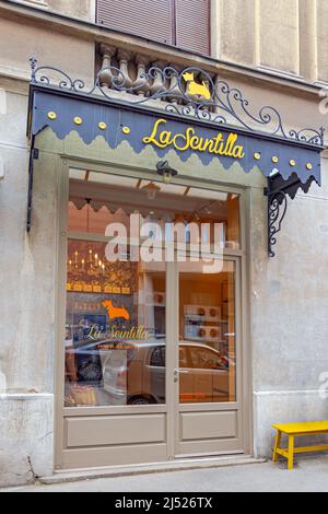 Belgrad, Serbien - 17. April 2022: La Scintilla Tartlets und Cannoli Aromen von Sizilien Desserts Pastisseria in Vracar. Stockfoto