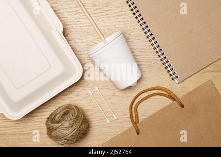 Umweltfreundliches Konzept, Food Box Pappbecher Papiertasche Notebook und Jute Seil aus Naturfaser. Stockfoto