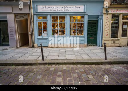 Gesamtansicht der Rue Galande im Stadtteil Sorbonne im 5. Arrondissement von Paris. Rue Galande, heute behält ein mittelalterliches Aussehen, es war einmal die römische Straße, die nach Lyon und Rom ging, ist es ein sehr touristischer Ort. Stockfoto