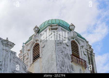 NEW ORLEANS, LA, USA - 15. APRIL 2022: Glockenturm für die geschlossene Katholische Kirche „Our Lady of Lourdes“ an der Napoleon Avenue Stockfoto