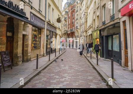 Gesamtansicht der Rue Galande im Stadtteil Sorbonne im 5. Arrondissement von Paris. Rue Galande, heute behält ein mittelalterliches Aussehen, es war einmal die römische Straße, die nach Lyon und Rom ging, ist es ein sehr touristischer Ort. (Foto von Atilano Garcia / SOPA Images/Sipa USA) Stockfoto