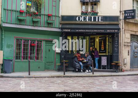 Paris, Frankreich. 13. April 2022. Touristen gehen die Rue Galande im Viertel Sorbonne im 5.. Arrondissement von Paris entlang. Rue Galande, heute behält ein mittelalterliches Aussehen, es war einmal die römische Straße, die nach Lyon und Rom ging, ist es ein sehr touristischer Ort. (Foto: Atilano Garcia/SOPA Images/Sipa USA) Quelle: SIPA USA/Alamy Live News Stockfoto