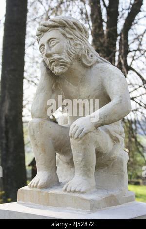 Statue des traurigen Jesus Christus bei der Kirche in Spytkowice, Polen. Stockfoto