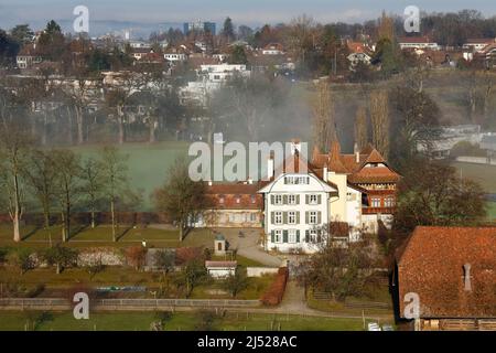 Bern, Schweiz - 22. Dezember 2015: Schloss Wittigkofen , Schloss an einem nebligen Tag, erstmals im 13.. Jahrhundert dokumentiert, in Murife Stockfoto