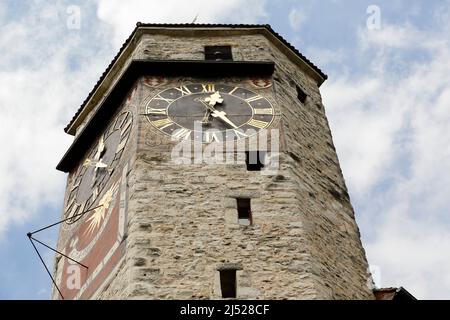Rapperswil, Schweiz - 10. Mai 2016: Aus Stein gebaut wird der Uhrenturm aus nächster Nähe gezeigt. Es ist ein Teil des Schlosses, das Anfang 13. erbaut wurde Stockfoto