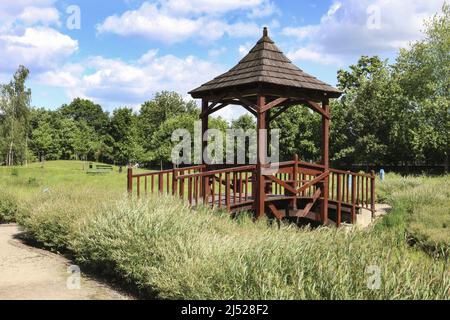 Holzpavillon im Garten an heißen Sommertagen. Entspannen Sie sich hier Stockfoto