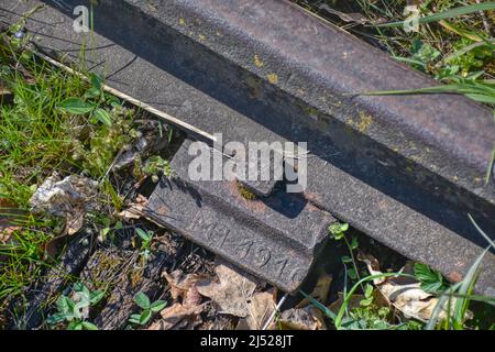 Gleis, Gleisen, Anschlussgleich, Normalspur, Gleisbett, Schotter, Schotterbett, Schwelle, Beton, Holz, Eisen, modern, stillgelegt, zweigig, Ros Stockfoto