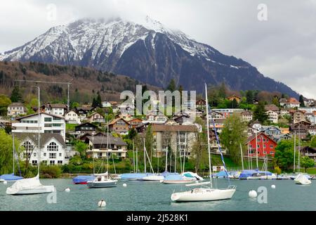 Spiez, Schweiz - 17. April 2017: Wohnviertel einer malerischen Stadt am Ufer des Thun Lak Stockfoto