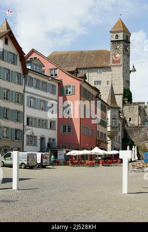 Rapperswil, Schweiz - 10. Mai 2016: Das Schloss aus dem 13.. Jahrhundert mit einem Uhrenturm, der über den Gebäuden der Stadt thront, ist vom Marktplatz aus zu sehen Stockfoto