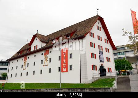 Schwyz, Schweiz - 09. Mai 2016: Das Weiße Gebäude des Schweizerischen Historischen Museums. Es ist ein modernes Museum erzählt über die Geschichte des Bundes und Stockfoto