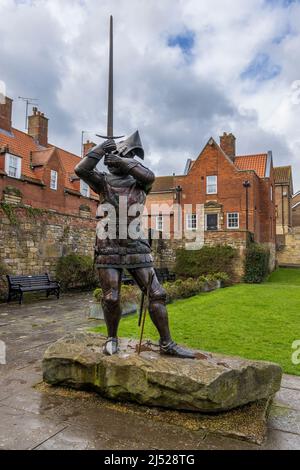 Eine Statue von Harry Hotspur (Henry Percy) in Kampfpanzerung in der Nähe des Eingangs zum Schloss Alnwick, Northumberland, England Stockfoto