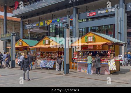 Belgrad, Serbien - 17. April 2022: Vorübergehender Markt vor dem Einkaufszentrum an den Osterfeiertagen im Frühling. Stockfoto