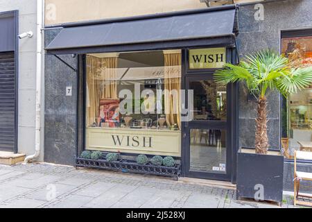 Belgrad, Serbien - 17. April 2022: Luxuswish Jewelry Shop in der Uskocka Straße im Zentrum der Hauptstadt. Stockfoto