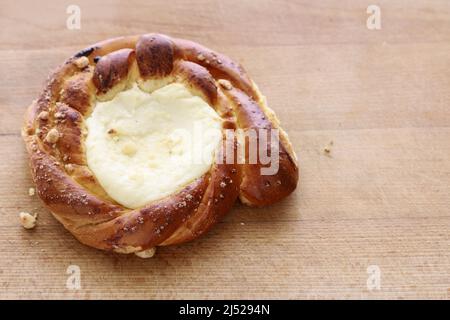 Süßes Brötchen mit Quark. Frühstücksgericht Stockfoto