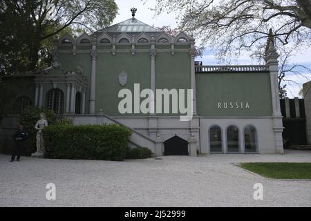 Der russische Pavillon schloss während der Eröffnung der Kunstausstellung (Biennale Arte) am 20. April 2022 in Venedig, Italien. Stockfoto