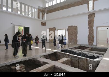 Touristen und Einheimische besuchen den Deutschen Pavillon während der Internationalen Kunstausstellung 59. (Biennale Arte) am 20. April 2022 in Venedig, Italien. Stockfoto