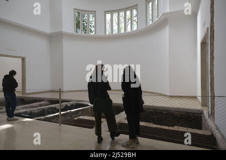 Touristen und Einheimische besuchen den Deutschen Pavillon während der Internationalen Kunstausstellung 59. (Biennale Arte) am 20. April 2022 in Venedig, Italien. Stockfoto