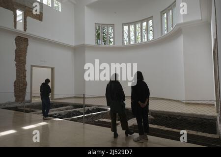 Touristen und Einheimische besuchen den Deutschen Pavillon während der Internationalen Kunstausstellung 59. (Biennale Arte) am 20. April 2022 in Venedig, Italien. Stockfoto