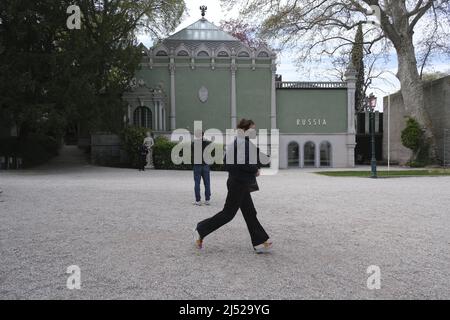 Touristen und Einheimische besuchen die Biennale Arte während der Internationalen Kunstausstellung 59. am 20. April 2022 in Venedig, Italien. Stockfoto