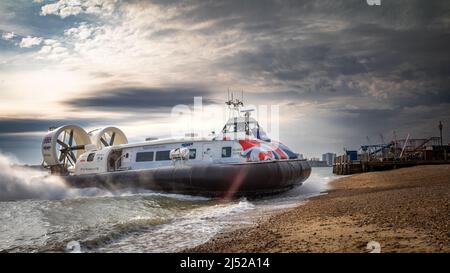 Ein Luftkissenboot namens „Island Flyer“, das von der Isle of Wight aus gereist ist, nähert sich dem Ende seiner Reise am Southsea Beach, Hampshire, Großbritannien Stockfoto