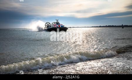 Ein Luftkissenboot namens „Island Flyer“, das von der Isle of Wight aus gereist ist, nähert sich dem Ende seiner Reise am Southsea Beach, Hampshire, Großbritannien Stockfoto