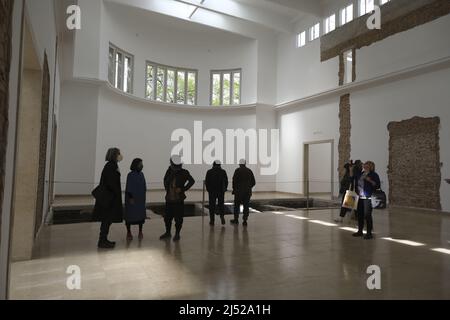 Touristen und Einheimische besuchen die Biennale Arte während der Internationalen Kunstausstellung 59. am 20. April 2022 in Venedig, Italien. Stockfoto