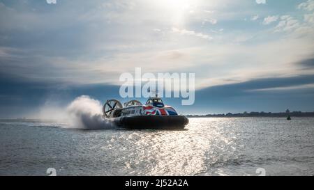 Ein Luftkissenboot namens „Island Flyer“, das von der Isle of Wight aus gereist ist, nähert sich dem Ende seiner Reise am Southsea Beach, Hampshire, Großbritannien Stockfoto