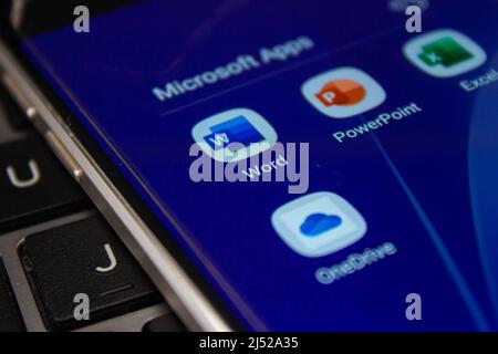 Verschiedene Symbole für mobile Microsoft-Anwendungen (Word, PowerPoint, Excel, OneDrive) auf dem Telefonbildschirm. Afyonkarahisar, Türkei - 18. April 2022. Stockfoto