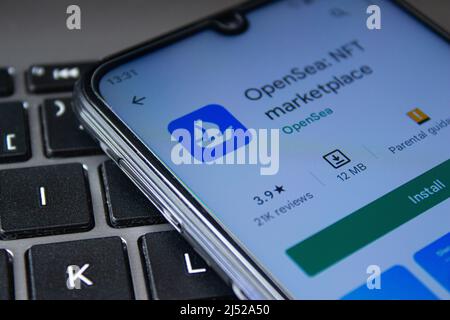 OpenSea android-App auf dem Google Play Store-Bildschirm. NFT Marketplace Anwendung OpenSea. Afyonkarahisar, Türkei - 18. April 2022. Stockfoto