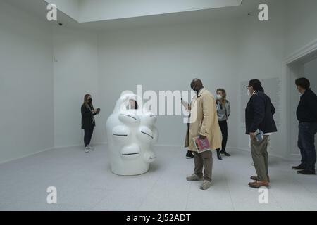 Touristen und Einheimische besuchen den USA Pavilion während der Internationalen Kunstausstellung 59. (Biennale Arte) am 20. April 2022 in Venedig, Italien. Stockfoto