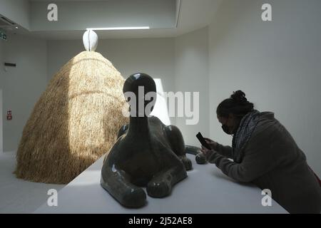 Touristen und Einheimische besuchen den USA Pavilion während der Internationalen Kunstausstellung 59. (Biennale Arte) am 20. April 2022 in Venedig, Italien. Stockfoto