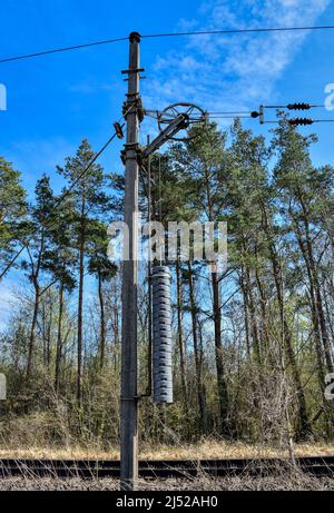 Hochspannungsleitung, Oberleitung, Eisenbahn, Mast, Leitungcast, Betonmast, Ausleger, Draht, Fahrdraht, Drahtende, Abspannung, Gewicht, Zugegewicht, A Stockfoto